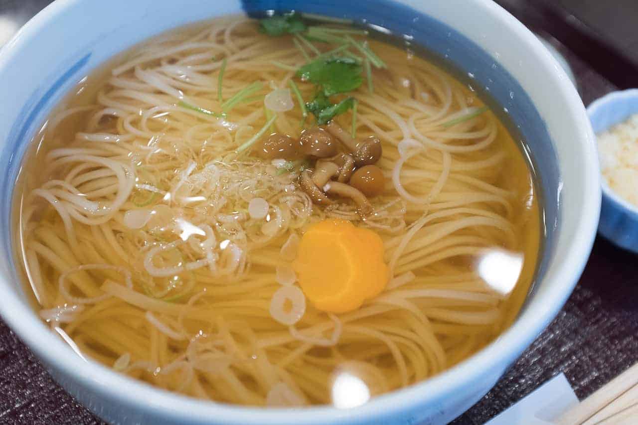 Dégustation d'Inaniwa udon à Yuzawa, préfecture d'Akita, Japon