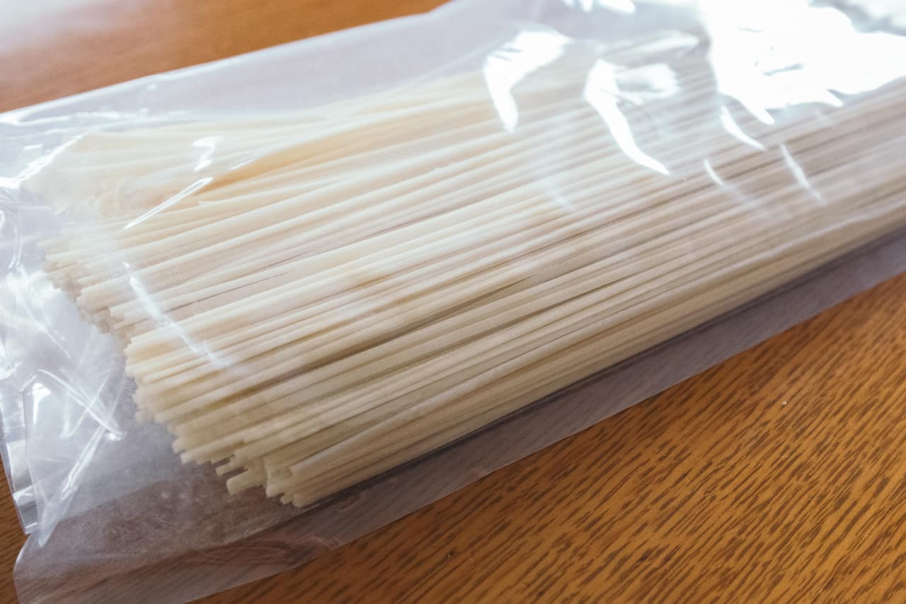 Un sachet d'Inaniwa udon de Yuzawa, préfecture d'Akita, Japon