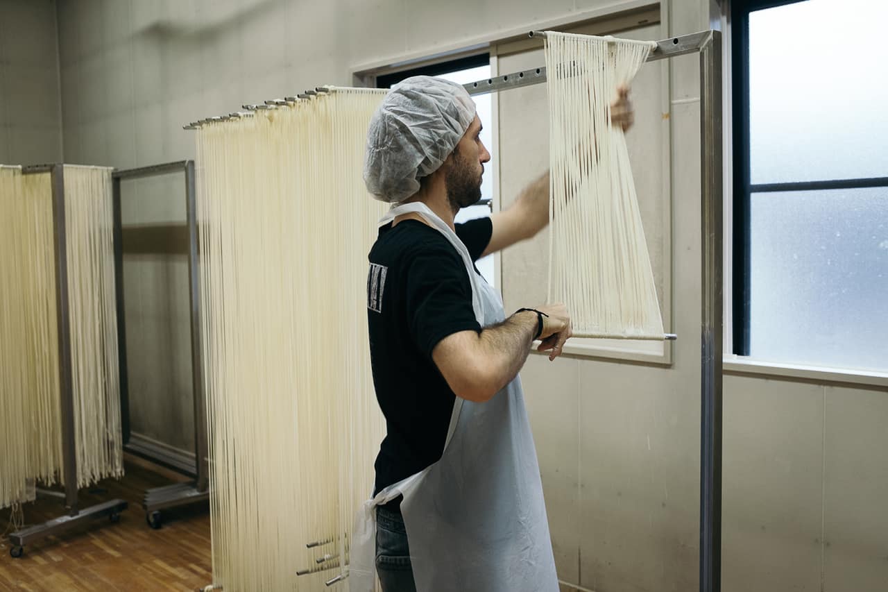 Troisième étape de confection des Inaniwa udon à Yuzawa, préfecture d'Akita, Japon