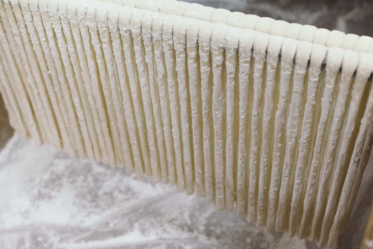 Mise en forme des Inaniwa udon à Yuzawa, préfecture d'Akita, Japon