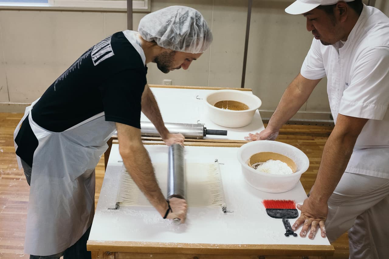 Deuxième étape de confection des Inaniwa udon à Yuzawa, préfecture d'Akita, Japon