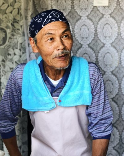 Personnel du restaurant de nagashi somen près de Toon, Ehime, Japon