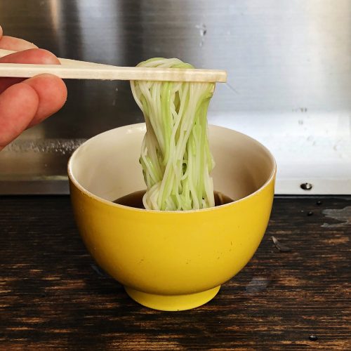 Bol de nagashi somen dans un restaurant près de Toon, Ehime, Japon