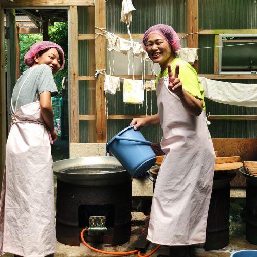 Personnel du restaurant de nagashi somen près de Toon, Ehime, Japon