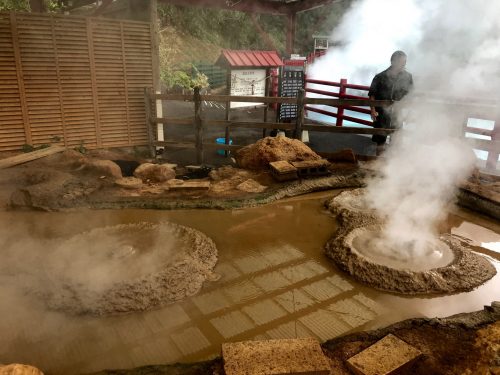 Bain de boue dans les "enfers" de la ville thermale de Beppu, préfecture d'Oita, Japon