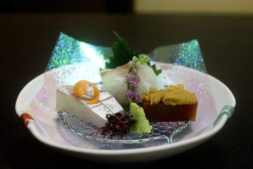 Entrée servie avant le boeuf de Bungo à Beppu, prefecture d'Oita, Japon