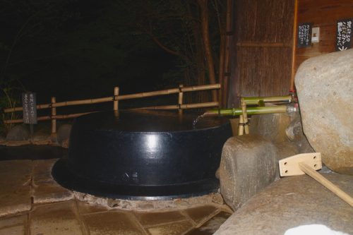 Onsen privatif au Ryokan Sanso-Tensui à Amagase Onsen dans la préfecture d'Oita, Kyushu, Japon