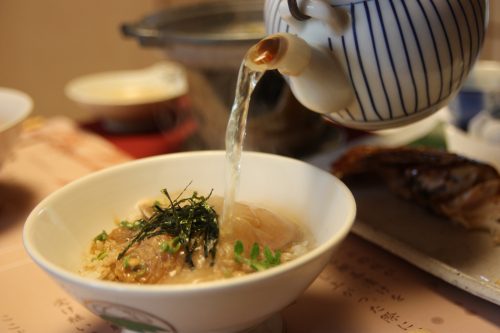 Tai chazuke Ureshino servi au restaurant Wakaeya à Kitsuki, préfecture d'Oita, Kyushu, Japon