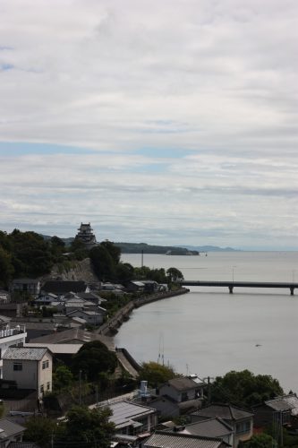 Au loin, le petit château de Kitsuki, préfecture d'Oita, Kyushu, Japon