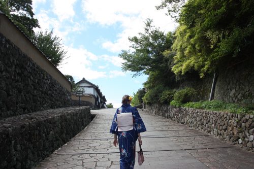 Se promener en kimono à Kitsuki, préfecture d'Oita, Kyushu, Japon