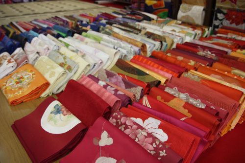 Essayer un kimono à Kitsuki, préfecture d'Oita, Kyushu, Japon