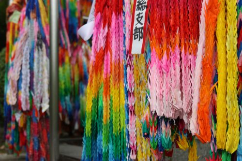 Guirlandes de grues au Parc de la Paix de Nagasaki, préfecture de Nagasaki, Kyushu, Japon