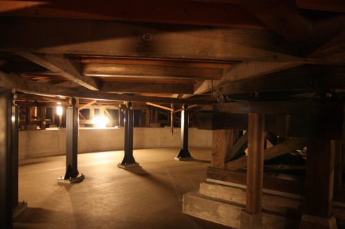 Sous la scène du Théâtre Kaho à Iizuka, préfecture de Fukuoka, Kyushu, Japon