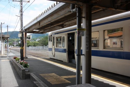 Ligne de train locale à Kawara, préfecture de Fukuoka, Kyushu, Japon