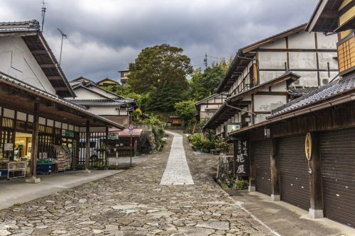 Maisons traditionnelles le long de la Nakasendō, préfecture de Gifu, Japon