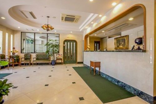 L'entrée du Plaza Hotel Sakae à Nakatsugawa, préfecture de Gifu, Japon