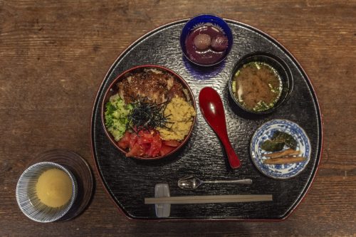 Repas servi au restaurant Agemiya à Nakatsugawa, préfecture de Gifu, Japon