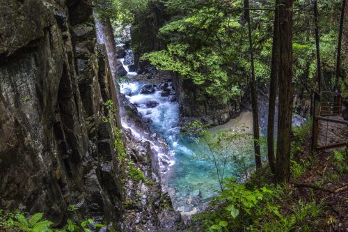 Une des cascades du parc Yumori à Nakatsugawa, préfecture de Gifu, Japon