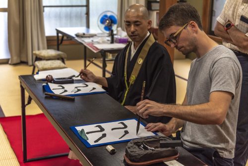 Moment zen lors d'un cours de calligraphie au temple Kofoku-ji, préfecture de Gifu, Japon