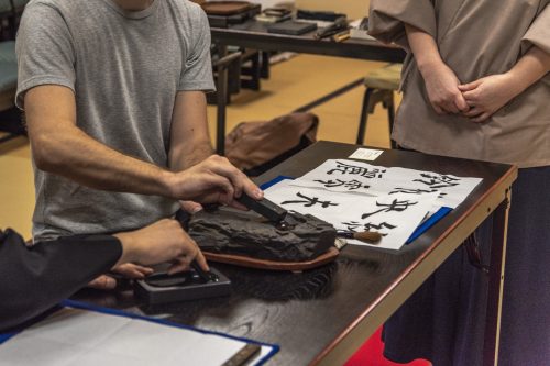 Moment zen lors d'un cours de calligraphie au temple Kofoku-ji, préfecture de Gifu, Japon