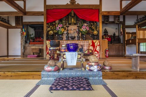 Moment zen lors d'une cérémonie du thé dans un temple bouddhiste de la préfecture de Gifu, Japon