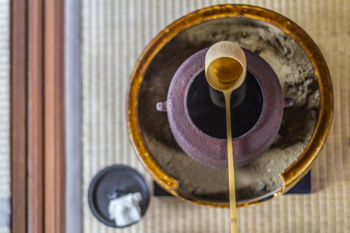 Moment zen lors d'une cérémonie du thé dans un temple bouddhiste de la préfecture de Gifu, Japon