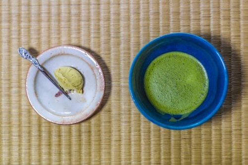 Moment zen lors d'une cérémonie du thé dans un temple bouddhiste de la préfecture de Gifu, Japon