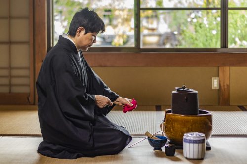 Moment zen lors d'une cérémonie du thé dans un temple bouddhiste de la préfecture de Gifu, Japon