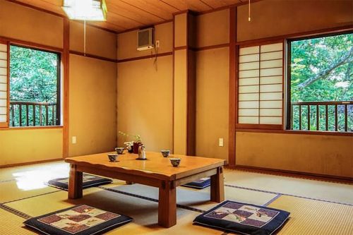 Salle à manger à l'auberge Iwasu-so à Nakatsugawa, préfecture de Gifu, Japon