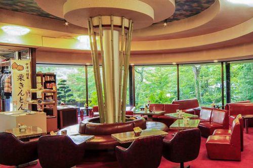 Le lounge lumineux de l'auberge Iwasu-so à Nakatsugawa, préfecture de Gifu, Japon
