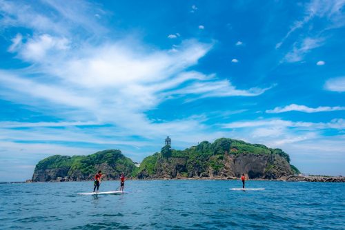 Amateurs de stand up paddle à Enoshima, près de Tokyo, Japon