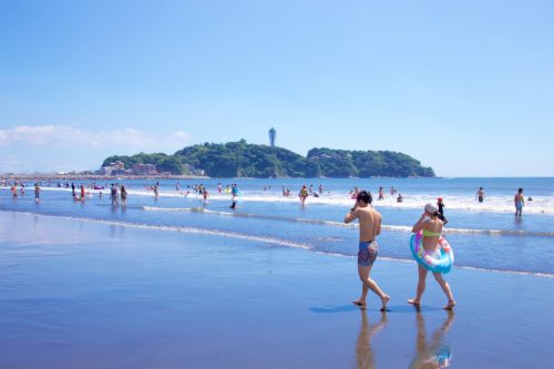 Plage de Katase à Enoshima, près de Tokyo, Japon