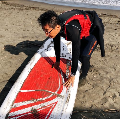 Explication des gestes de base du Stand Up Paddle à Enoshima, près de Tokyo, Japon