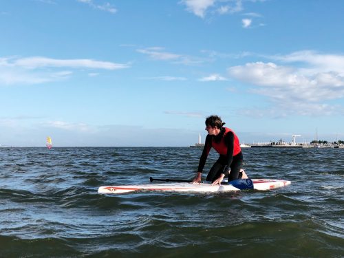 Première étape lors d'un cours de Stand Up Paddle à Enoshima, près de Tokyo, Japon