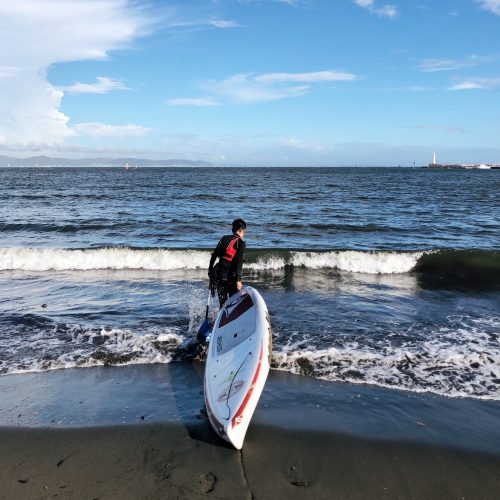 Mise à l'eau lors d'un cours de Stand Up Paddle à Enoshima, près de Tokyo, Japon