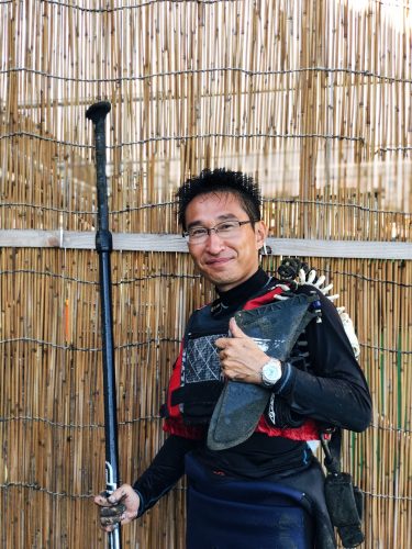 Instructeur de Stand Up Paddle à Enoshima, près de Tokyo, Japon