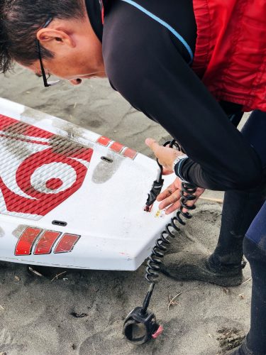Préparation du matériel avant un cours de Stand Up Paddle à Enoshima, près de Tokyo, Japon