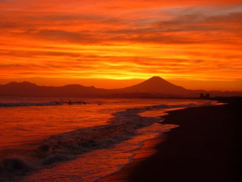 Coucher de soleil sur le Mont Fuji depuis la plage d'Enoshima, près de Tokyo, Japon