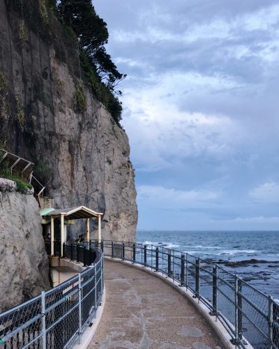 Falaise face à l'océan à Enoshima, près de Tokyo, Japon