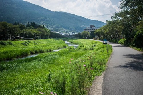 Petite cours d'eau près de Yufuin, préfecture d'Oita, Japon
