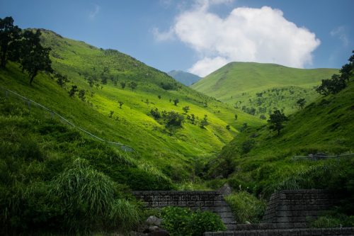Randonnée à vélo depuis le Mont Yufudake près de Yufuin, préfecture d'Oita, Japon