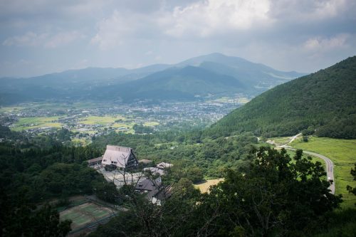 Vue depuis le Mont Yufudake sur la ville de Yufuin, préfecture d'Oita, Japon