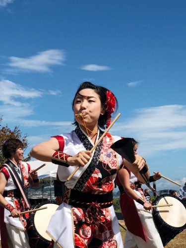Percussionniste lors du festival d'ouverture de la coupe du monde de voile à Enoshima, près de Tokyo, Japon