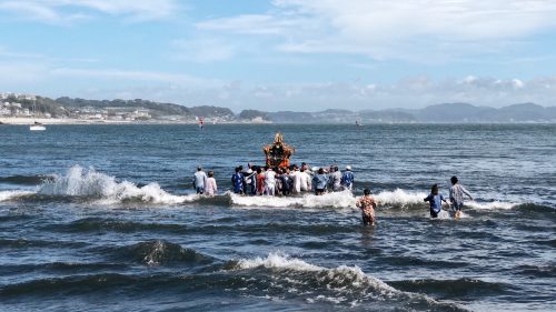 Rituel du mikoshi lors du festival d'ouverture de la coupe du monde de voile à Enoshima, près de Tokyo, Japon