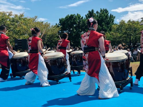 Performance de wa-daiko lors du festival d'ouverture de la coupe du monde de voile à Enoshima, près de Tokyo, Japon