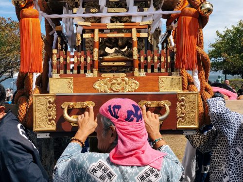 Rituel du mikoshi lors du festival d'ouverture de la coupe du monde de voile à Enoshima, près de Tokyo, Japon