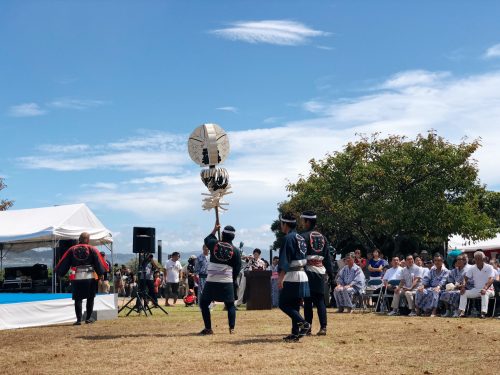 Interprétation de Kiyari lors du festival d'ouverture de la coupe du monde de voile à Enoshima, près de Tokyo, Japon
