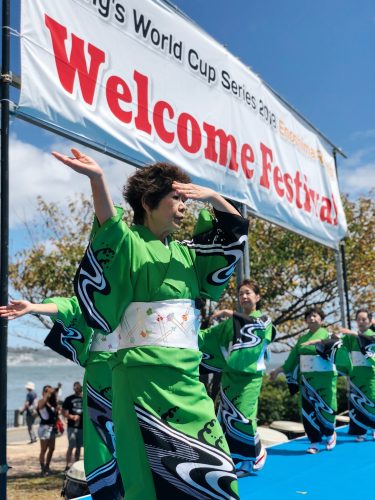 Danse ondo au festival d'ouverture de la coupe du monde de voile à Enoshima, près de Tokyo, Japon
