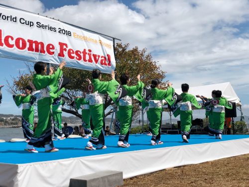 Dans ondo au festival d'ouverture de la coupe du monde de voile à Enoshima, près de Tokyo, Japon