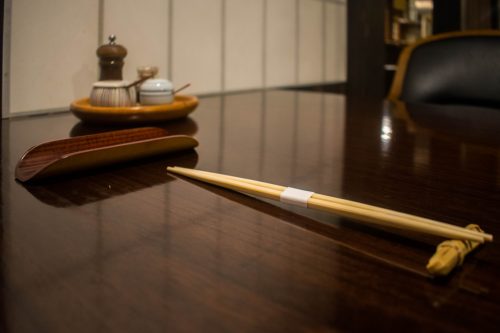 Une table dressée au restaurant Yunotake-an à Yufuin, préfecture d'Oita, Japon